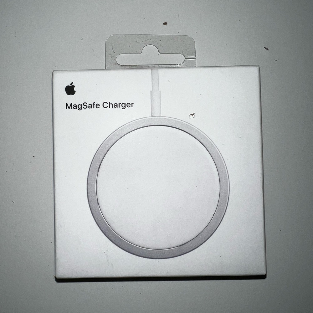 NIB Apple Magsafe Charger
NWT